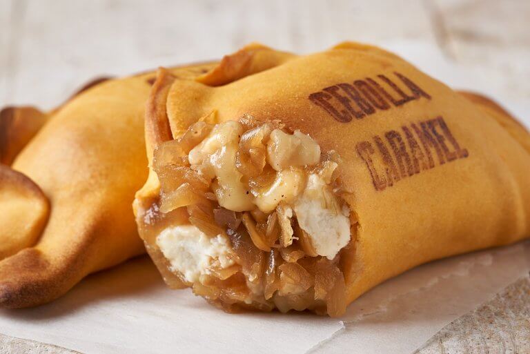 las muns empanadas argentinas para llevar cebolla caramelizada queso de cabra y nuez