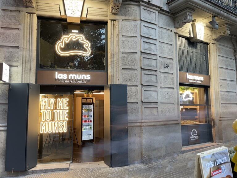 las muns comida para llevar empanadas de colores take away la pedrera pau claris barcelona
